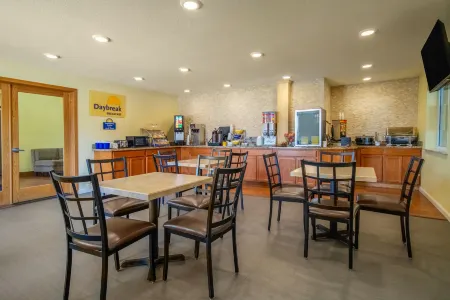 Days Inn by Wyndham Evansdale Waterloo