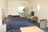 Captains Quarters Motor Inn - parking
