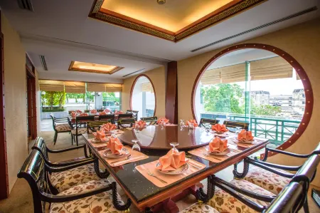 The Twin Lotus Hotel Отели в г. Накхонситхаммарат