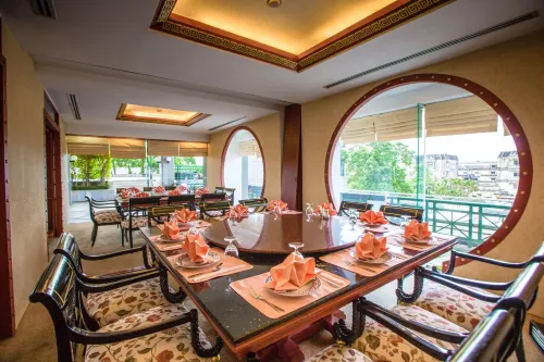 The Twin Lotus Hotel Hotels in Phra Phrom