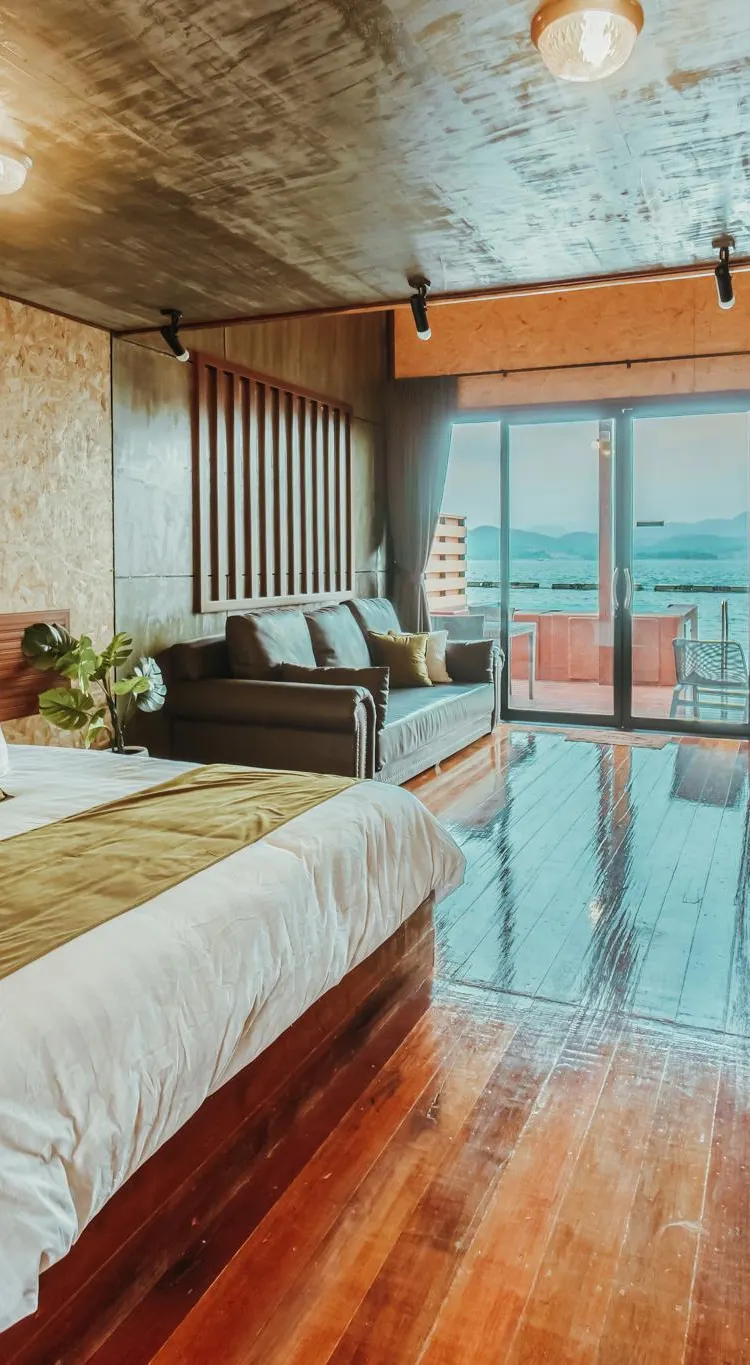 ห้องดีลักซ์ พร้อมทางลงสระว่ายน้ำ
