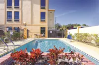 La Quinta Inn & Suites by Wyndham St. Petersburg Northeast - Uima-altaat