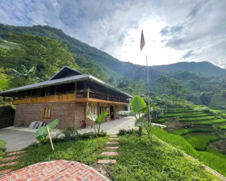 Bees Homestay Sapa & Trekking Hotels in Ta Van
