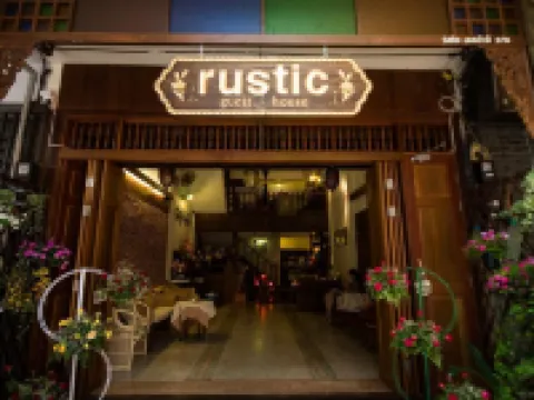 รัสติด เกสเฮาส์ โรงแรมใกล้ตลาดวโรรส