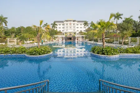 La Saveur de Hoa Binh Resort Отели в г. Luong Son
