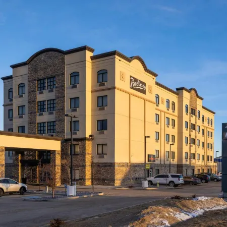 Revolution Hotel Отели в г. Ледук