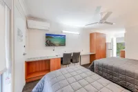 Bundaberg Coral Villa Motor Inn - Beach