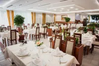 Garden Hotel Wellness és Konferencia - ที่มีที่จอดรถ