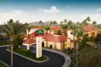 Courtyard Phoenix North Отели рядом с достопримечательностью «Университет Деври»