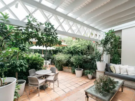 Nima Local House Hotel & Spa Отели рядом с достопримечательностью «Парк Аламеда»