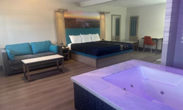 Super 8 by Wyndham Oceanside Downtown