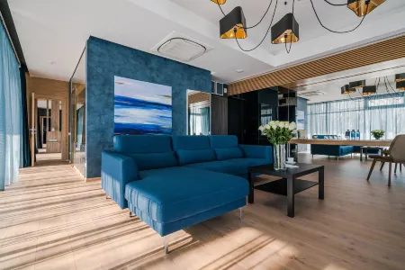 Фрегат Петрозаводск Отели рядом с достопримечательностью «Памятник Петру I»