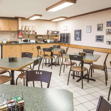 Super 8 by Wyndham Moose Jaw SK