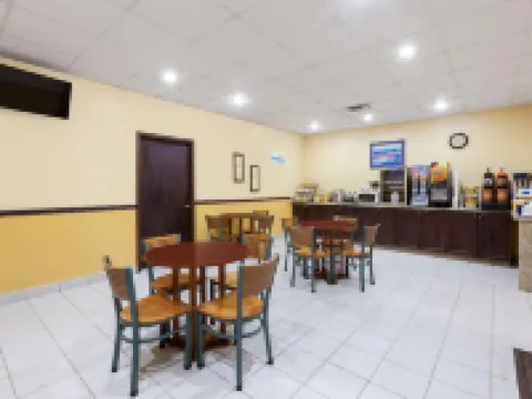 เดย์สอินน์ บายวินด์แฮม อัลเบียน โรงแรมในCalhoun County