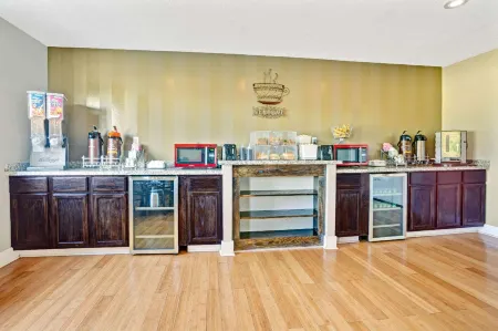 Super 8 by Wyndham Louisville Airport