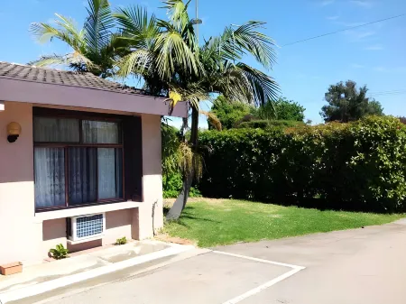 Castle Motel Bairnsdale Отели рядом с достопримечательностью «St Mary's Catholic Church»