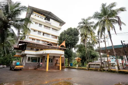 Hotel Sai Skanda Отели рядом с достопримечательностью «Old Chariots, Dharmasthala»