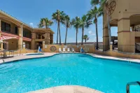 Super 8 by Wyndham Weslaco - Pools