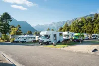 Fox Glacier Top 10 Holiday Park - parking