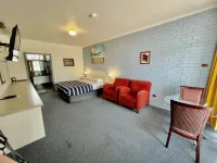 Statesman Motor Inn - balcony