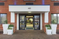 Holiday Inn Express & Suites Columbus Airport Hotel dekat The Golf Depot