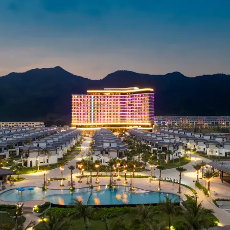 Wyndham Garden Sonasea Van Don Отели рядом с достопримечательностью «Bai Tu Long Bay»