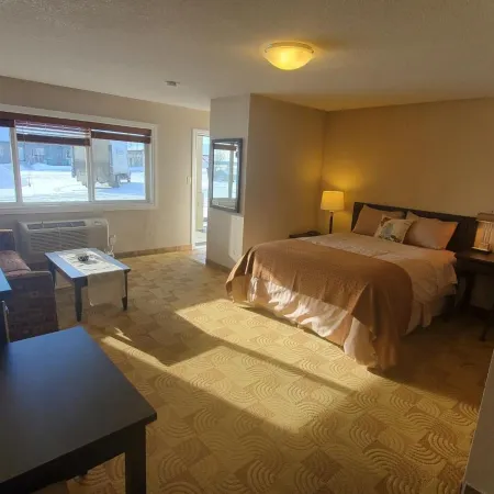 Shoreside Inn & Suites