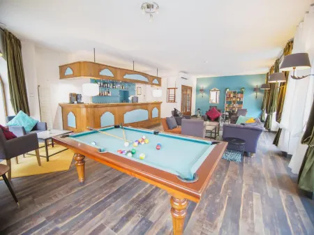 Hotel Athanor Centre Отели рядом с достопримечательностью «Musee des Beaux-Arts et Musee Marey»