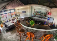 White Summerville Tourist Inn - بار