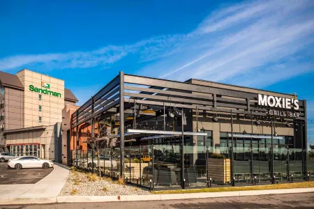 Sandman Hotel Hamilton Отели рядом с достопримечательностью «Заповедник Фифти Пойнт»