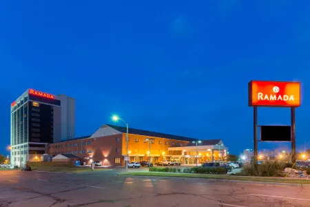 Ramada by Wyndham Topeka Downtown Hotel & Convention Center Отели рядом с Топека Филлип Биллард Апт