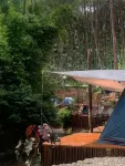 Pines Singkur Camp Riverside Hotell i Pulosari