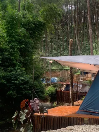 Pines Singkur Camp Riverside Отели рядом с достопримечательностью «Kebun Kopi Gaia»