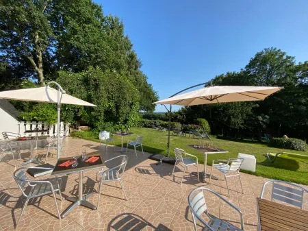 Logis Latitude Ouest Hôtel Restaurant & Spa Отели в г. Плоеван