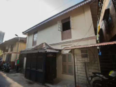 哈皮內斯特背包客青年旅館 鄰近班德拉站的酒店