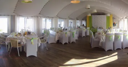 Островский Причал Отели рядом с достопримечательностью «Музей Уникальных Кукол и Игрушек»