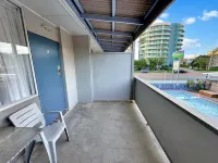 Golden Sands Motor Inn - Beach
