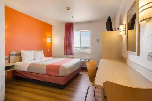 Howard Johnson by Wyndham Lemoore - parking