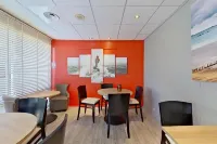Ibis Vannes - فطور