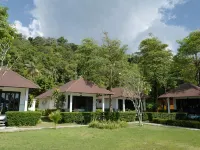 Nature Beach Resort Hotels near Wat Salak Phet Temple