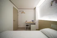 J5 Hostel - Losmen
