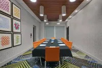 Holiday Inn Express & Suites Milwaukee - Brookfield