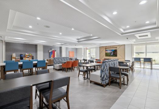 홀리데이 인 익스프레스 바카빌의 실내 수영장 및 온수 욕조