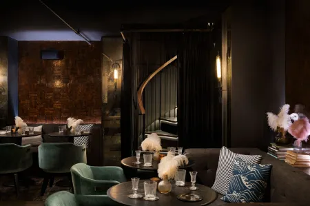 Moxy San Diego Downtown/Gaslamp Quarter Отели рядом с достопримечательностью «Сан-Диего – Коронадо мост»