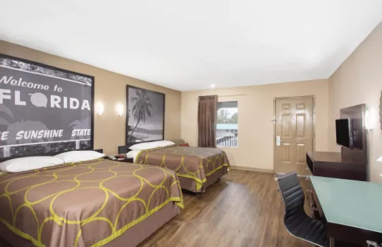 彭薩科拉 NAS 區温德姆速 8 汽車旅館