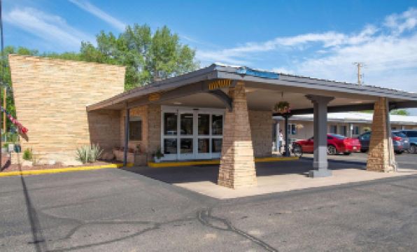 Suburban Studios Near Mesa Verde