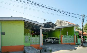 RedDoorz Near Kejaksan Station Cirebon 2