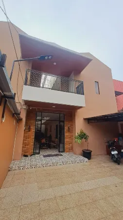 Roemah Evita Lodging Accomodation Отели в г. Gunung Pati