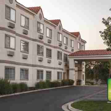 La Quinta Inn & Suites by Wyndham Davis Hotel Exterior