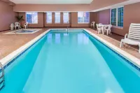 Ramada by Wyndham Sparta/At Speedway - Kolam Renang